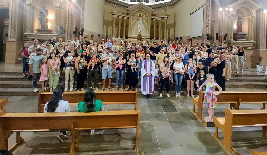 251-missa-de-acao-de-gracas-reune-familias-e-celebra-mais-de-570-nascimentos-no-hbst-em-2025